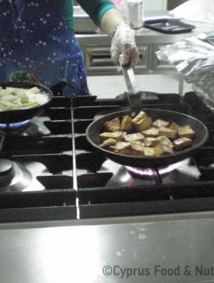 Κολοκασούδιν ή γλυκοκολόκαον. Τηγανίζεται σε ελαιόλαδο και σβήνεται με κρασί κόκκινο στερκό και κόλιανδρο, στάδιο παρασκευής 2, Λευκωσία 30/4/24.φωτ: Κατερίνα Λαζάρου