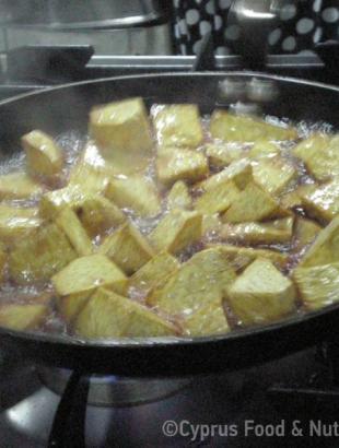 Κολοκασούδιν ή γλυκοκολόκαον. Τηγανίζεται σε ελαιόλαδο και σβήνεται με κρασί κόκκινο στερκό και κόλιανδρο, στάδιο παρασκευής 1, Λευκωσία 30/4/24.φωτ: Κατερίνα Λαζάρου