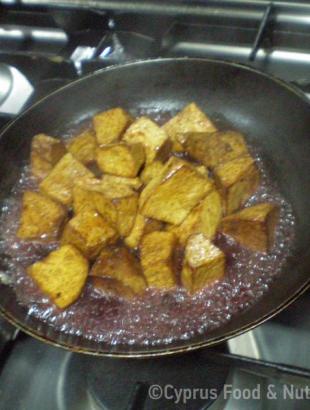 Κολοκασούδιν ή γλυκοκολόκαον. Τηγανίζεται σε ελαιόλαδο και σβήνεται με κρασί κόκκινο στερκό και κόλιανδρο, στάδιο παρασκευής 3, Λευκωσία 30/4/24.φωτ: Κατερίνα Λαζάρου