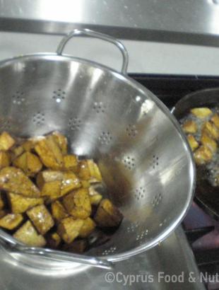 Κολοκασούδιν ή γλυκοκολόκαον. Τηγανίζεται σε ελαιόλαδο και σβήνεται με κρασί κόκκινο στερκό και κόλιανδρο, στάδιο παρασκευής 5, Λευκωσία 30/4/24.φωτ: Κατερίνα Λαζάρου