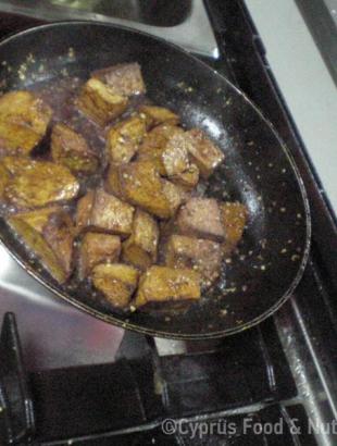 Κολοκασούδιν ή γλυκοκολόκαον. Τηγανίζεται σε ελαιόλαδο και σβήνεται με κρασί κόκκινο στερκό και κόλιανδρο, στάδιο παρασκευής 4, Λευκωσία 30/4/24.φωτ: Κατερίνα Λαζάρου