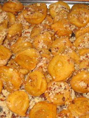 Κυπριακά Γλυκά (τηγανητές ζύμες περιχυμένες με φυσικές γλυκαντικές ουσίες)μικρά καττιμέρκα με μέλι και ξηρούς καρπούς