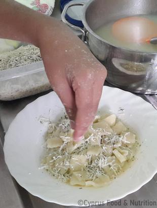Κατά το σερβίρισμα, προστίθεται το τρίμμα χαλλουμιού. Μαγειρεύω Κυπριακά 2015.