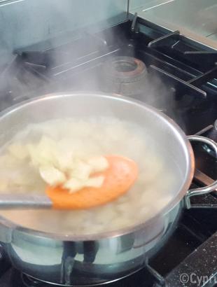 Ακολουθεί το βράσιμο σε ζωμό ή νερό.  Μαγειρεύω Κυπριακά 2015.