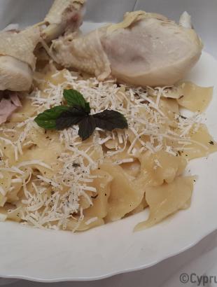 Τα τουμάτσια συνοδεύονται συχνά με κοτόπουλο. Μαγειρεύω Κυπριακά 2015.