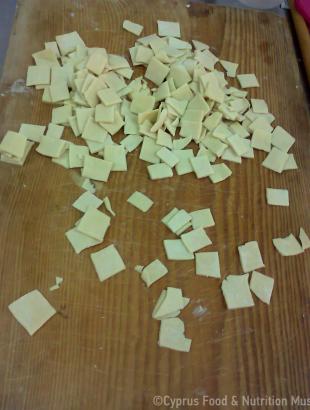 Τα κομμένα τουμάτσια. Στη συνέχεια τοποθετούνται σε δίσκο με αλεύρι. Μαγειρεύω Κυπριακά 2015.