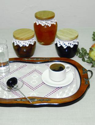 Παραδοσιακό κέρασμα με γλυκό του κουταλιού, καφέ και νερό.