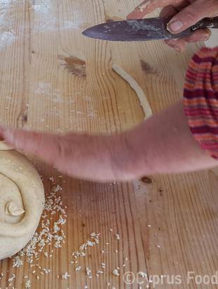 Οι κεραίες του σταυρου γεμίζουν με μικρά κομμάτια ζύμης. Λετύμπου 2016.