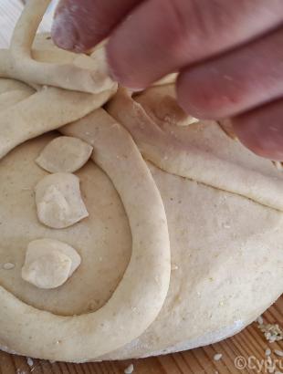 Με μία ακόμη λωρίδα ζύμης δημιουργείται σπείρα στο κέντρο της πίττας. Λετύμπου 2016.