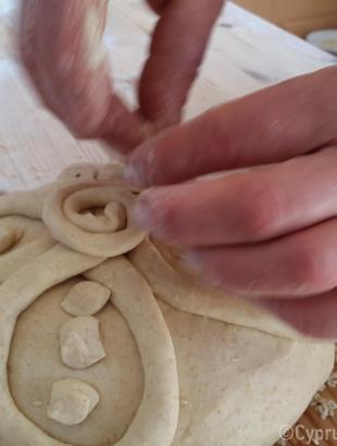 Με μία ακόμη λωρίδα ζύμης δημιουργείται σπείρα στο κέντρο της πίττας. Λετύμπου 2016.