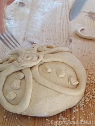 Η διακόσμηση συνεχίζεται με τη χρήση πηρουνιού. Λετύμπου 2016.