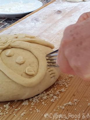 Μικρές εγχαράξεις, σχηματισμένες με πηρούνι, κοσμούν την περιφέρεια της γεννόπιττας. Λετύμπου 2016.