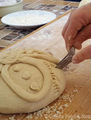 Μικρές εγχαράξεις, σχηματισμένες με πηρούνι, κοσμούν την περιφέρεια της γεννόπιττας. Λετύμπου 2016.