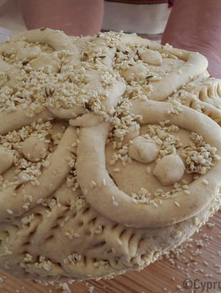 Η γεννόπιττα, καλυμμένη με σησάμι. Λετύμπου 2016.