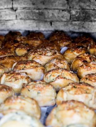 Φλαούνες στον παραδοσιακό φούρνο, Μένοικο 2014.