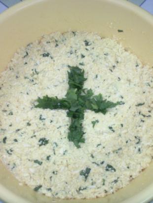 Φωκός για φλαούνες με σχηματισμένο σταυρό στην επιφάνεια από φύλλα φρέσκου δυόσμου (Δημητρίου Δήμητρα, 2010).