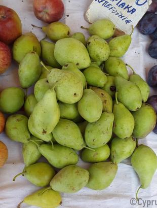 Μήλα, αχλάδια και δαμάσκηνα κυπριακά.