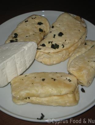 Χαλλούμια και αναρή.