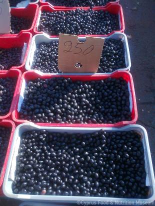 Ώριμες, μαύρες ελιές. &lt;br/&gt; Πηγή: Στάλω Λαζάρου.