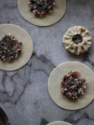 Πουρέκια με κιμά. Η συνταγή αυτή πέρασε από τη θεία της μαμάς στη μαμά κι έπειτα σε μένα. Το ενδιαφέρον με αυτά τα πουρέκια είναι το σχήμα τους. Αυτό που ανακαλύπτω συνεχώς στην Κύπρο είναι ότι παρόλο που είναι μικρή χώρα κάθε περιοχή διαθέτει τις δικές της παραλλαγές όσον αφορά τις συνταγές. 2014.