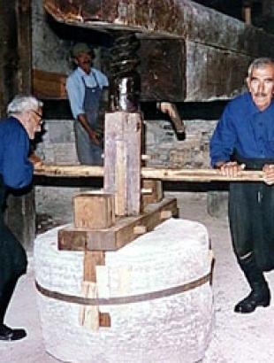 With permission from: http://www.commandariawine.com/index.php