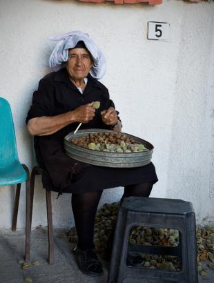Η γριά Βικτώρια καθαρίζει αθάσια