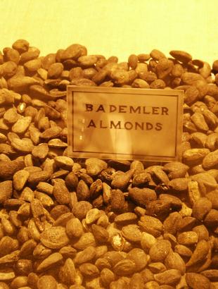 Αμύγδαλα που ανασύρθηκαν από το ναυάγιο της Κερύνειας, 300 π.Χ. Στο ναυάγιο εντοπιστηκαν περίπου 9000 αμύγδαλα, γεγονός που δικαιολογείται από τη μεγάλη διατροφική σημασία που είχε αυτός ο καρπός κατά τη αρχαιότητα. Το σκάφος μετέφερε αμύγδαλα για εμπορικούς σκοπούς, αλλά θα πρέπει να τα χρησιμοποιούσε και το πλήρωμα στο καθημερινό του σιτηρέσιο.