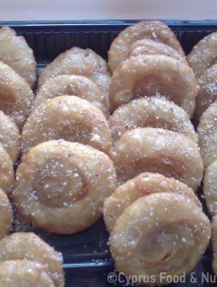 Πισίες πασπαλισμένες με αμυγδαλόψιχα.