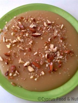 Ππαλουζές (μουσταλευριά), πασπαλισμένος με χοντροκομμένα αμύγδαλα.