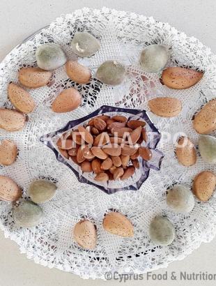 Αμύγδαλα καθαρισμένα και ακαθάριστα (με το κέλυφος).