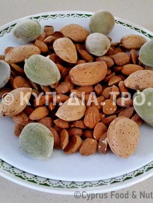 Αμύγδαλα καθαρισμένα και ακαθάριστα (με το κέλυφος).