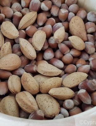 Ξηροί καρποί: αμύγδαλα και φουντούκια Πιτσιλιάς.