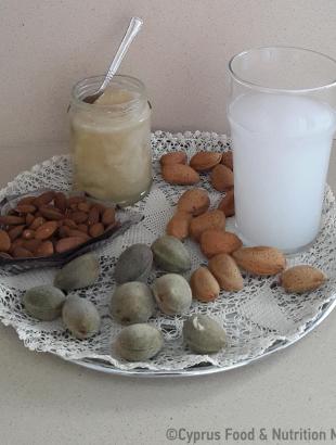 Αμύγδαλα, γλυκό του αμυγδάλου και σουμάδα.