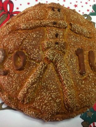 Βασιλόπιτα στολισμένη με τη μορφή του Αγίου Βασίλη.