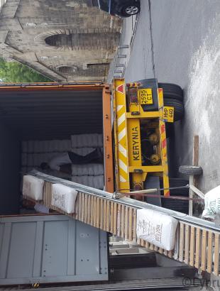 Το συσκευασμένο αλεύρι φορτώνεται για διανομή.