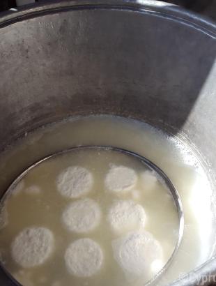 Παρασκευή αναρής στο χαρτζί (καζάνι). Λετύμπου. &lt;br/&gt; Πηγή: Στάλω Λαζάρου.