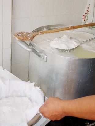 Παρασκευή αναρής. Αφού έβραζε καλά ο νορός και το γάλα, έβγαινε από πάνω και την μάζευαν με την κουτάλα. Την έβαζαν σε λεπτό πανί ή σε ταλάρι. &lt;br/&gt; Άδεια δημοσίευσης από: Κατερίνα Μηνά-Καρεκλά