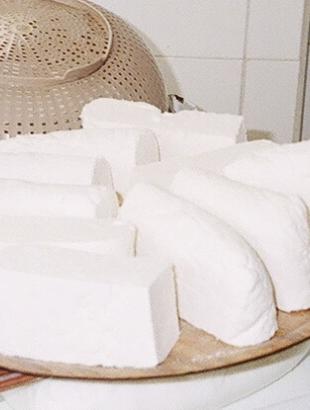 Αναρή. Όταν θα αλατιζόταν έμπαινε σε λεπτό πανί να φύγει ο νορός. Στη συνέχεια την έκοβαν κομμάτια και την αλάτιζαν. &lt;br/&gt; Άδεια δημοσίευσης από: Κατερίνα Μηνά-Καρεκλά