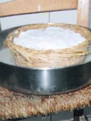 Παρασκευή αναρής. Όταν δεν θα αλατιζόταν έμπαινε σε ταλάρι να στραγγίσει και να φύγει ο νορός. &lt;br/&gt; Άδεια δημοσίευσης από: Κατερίνα Μηνά-Καρεκλά