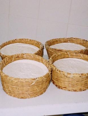 Παρασκευή αναρής. Το πηχτό γάλα το έβαζαν μέσα σε ταλάρια και το έσφιγγαν καλά να βγει ο νορός. &lt;br/&gt; Άδεια δημοσίευσης από: Κατερίνα Μηνά-Καρεκλά