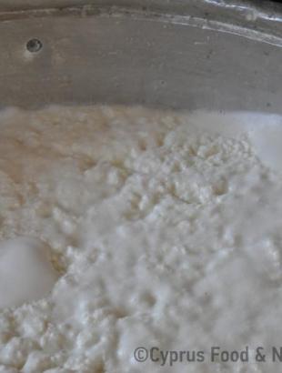 Παρασκευή αναρής για τις φλαούνες του Πάσχα, Περιστερώνα 14/4/2014.φωτ: Άντρη Ιωσηφάκη