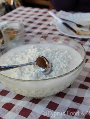 Φρέσκια αναρή με ζάχαρη, ιδανικό επιδόρπιο μετά το γεύμα, Πέρα Ορεινής 22/3/2014.φωτ: Κατερίνα Λαζάρου