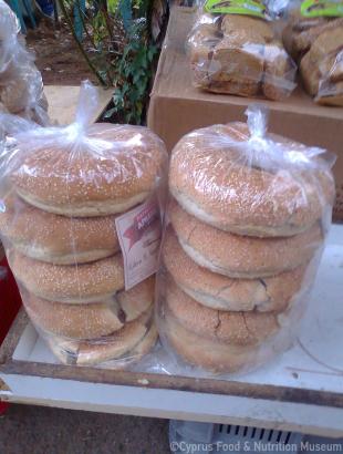 Πώληση συσκευασμένων αρκατένων σε υπαίθρια αγορά.