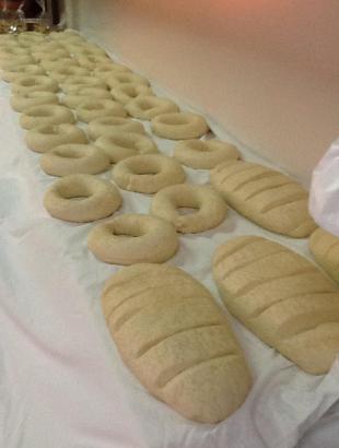 Αρκατένα ψωμιά και κουλούρια, έτοιμα για φούρνισμα.