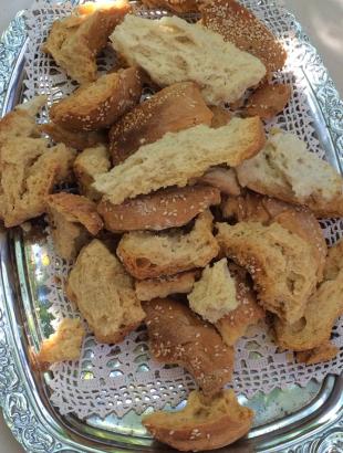 Κομμένα αρκατένα σε δίσκο, για κέρασμα.