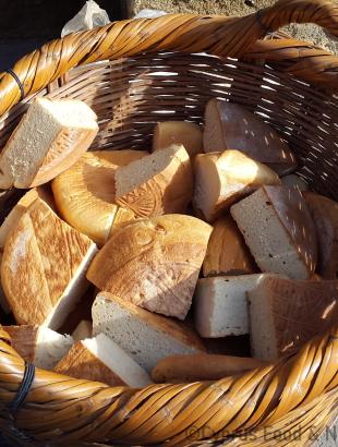 Κομμένος άρτος γιορτής, προσφέρεται στους πιστούς μετά την ακολουθία.