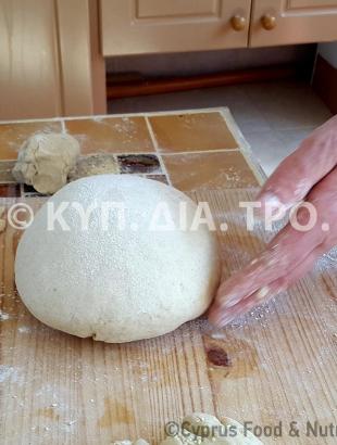 Ζυμάρι με προζύμι, σιταρένιο, για την κατασκευή άρτου. Λετύμπου 2016.