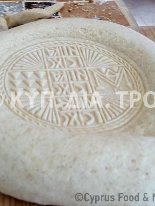 Άρτος με τυπωμένη τη φράση ΙΣ ΧΣ ΝΙΚΑ (Ιησούς Χριστός Νικά), σε διακοσμημένο κυκλικό πλαίσιο. Λετύμπου 2016.