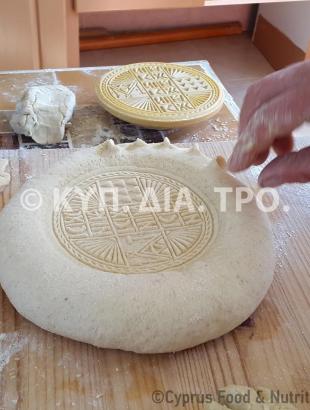 Διακόσμηση της περιφέρειας του άρτου. Λετύμπου 2016.