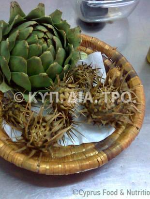 Αγκινάρα και αγριαγκινάρες (άνθη-καυκαρούες). &lt;br/&gt; Πηγή: Στάλω Λαζάρου (Μαγειρεύω Κυπριακά 2014).